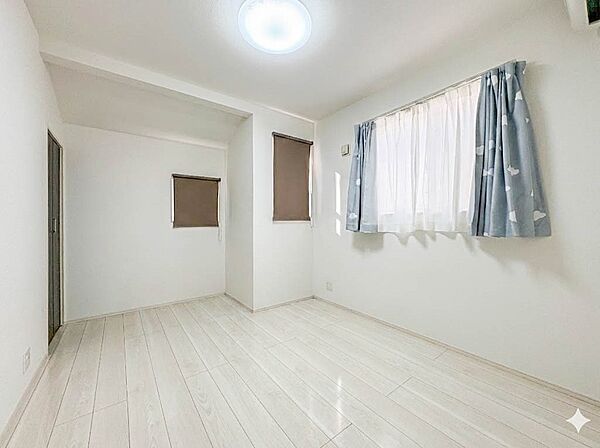 【洋室5.5帖】充実した生活は伸びやかな居室空間から始まります。快適に・伸びやかに。心の潤いを求める方々へ。※現況の物件写真に、CGによる画像処理（家具等を消し）がされています。