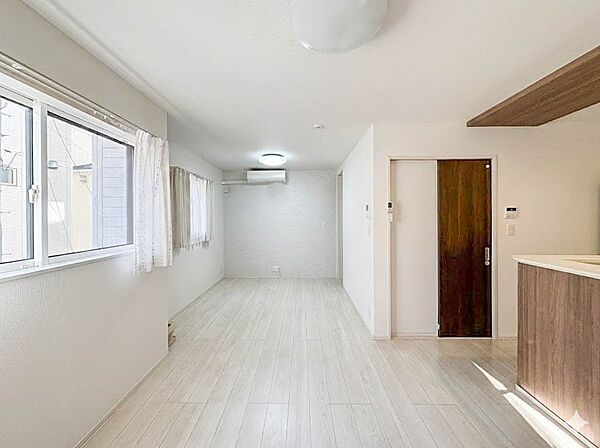 【LDK15.1帖】住む人のこだわりを感じる。外観も内装もいたってシンプル。居心地がよく、家事や趣味、子育てなどにも集中できる。※現況の物件写真に、CGによる画像処理（家具等を消し）がされて…
