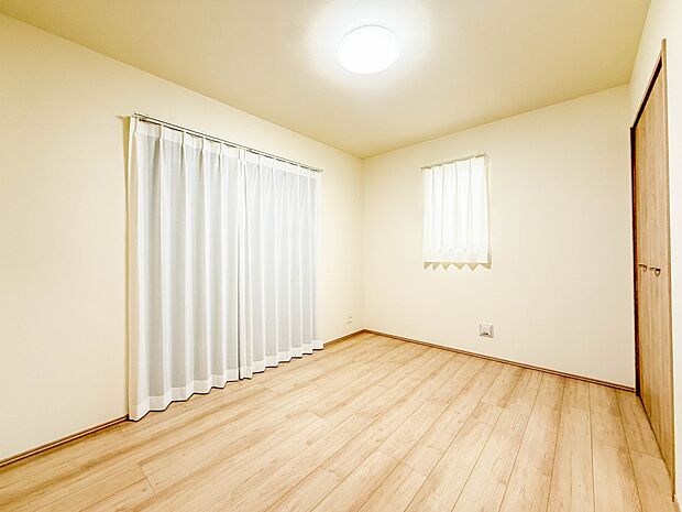 【洋室】お子様のお部屋にぴったりなクロークを備えたフローリング仕様の洋室です。