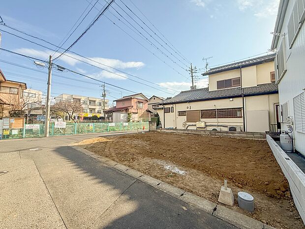 【前面道路】車の通行が少ないので、静かな住環境を維持することができます。