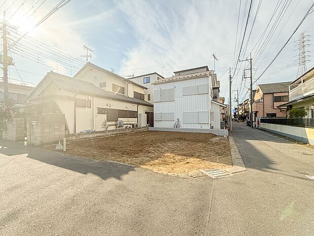 【前面道路】陽当りや通風性など各所に施された工夫で住みやすさを実現。部屋の大きさや周辺環境・街並など、資料には掲載していない情報が現地にはたくさんございます。是非ご確認下さい。