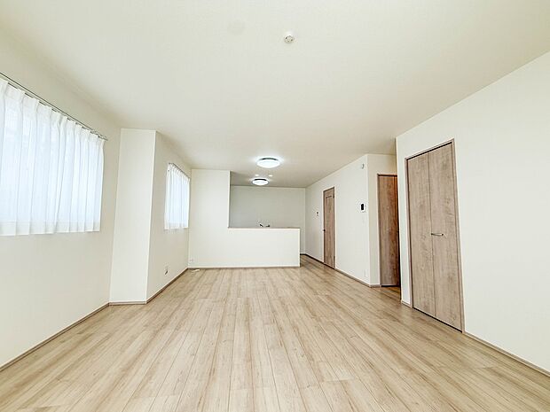 【リビングダイニング】シンプルなデザインの家は風情がある。住む人のこだわりを感じる。外観も内装もいたってシンプル。居心地がよく、家事や趣味、子育てなどにも集中できる。家も人間も熟成するほどシ…