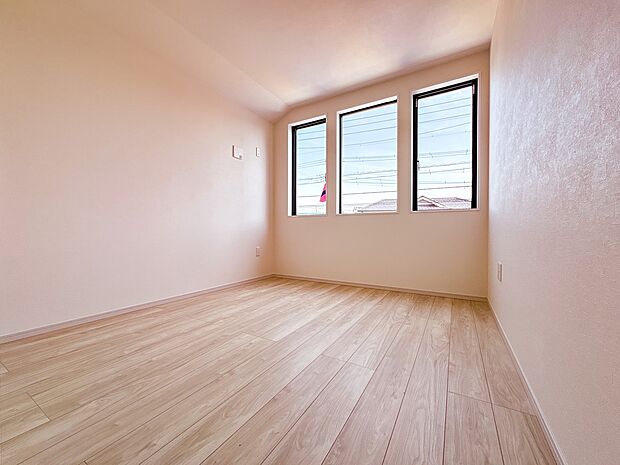 【子供部屋5.2帖】お子様のお部屋にぴったりなクロークを備えたフローリング仕様の洋室です。