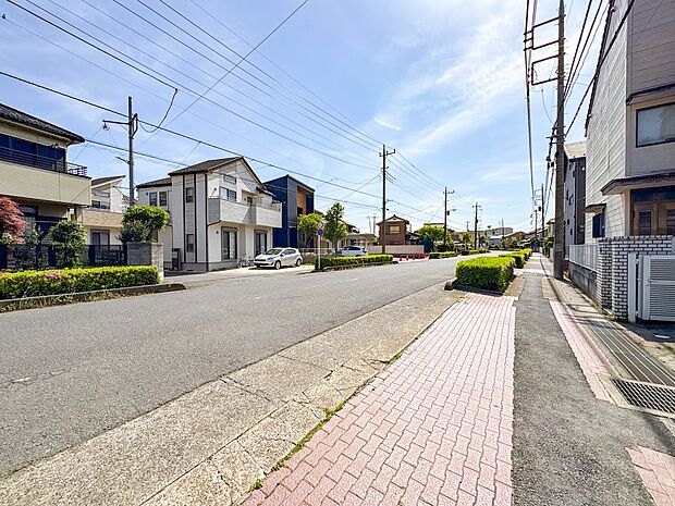 家の前は美しい通りになっていますが、クルマが比較的少なく。家のまわりで遊ぶお子さまも大丈夫です。