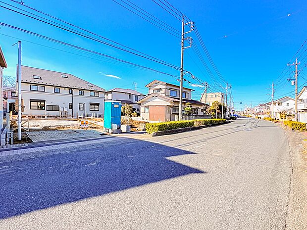 家の前は美しい通りになっていますが、クルマが比較的少なく。家のまわりで遊ぶお子さまも大丈夫です。