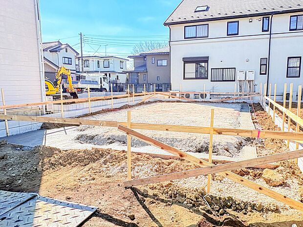 【外観】堂々たる趣ながら、主張し過ぎずどこか余裕を感じさせるシャープなフォルムで佇む邸宅は、晴天の空と照らし合わせる事で、本来あるべき完成形の姿を見せてくれます。