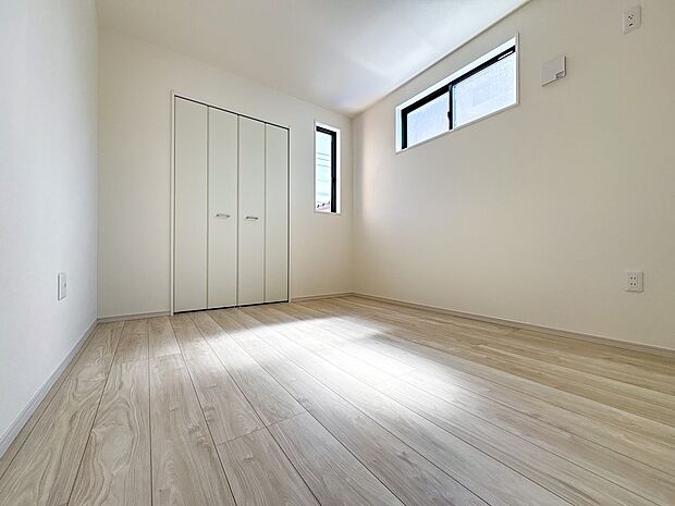 【洋室5帖】充実した生活は伸びやかな居室空間から始まります。快適に・伸びやかに。心の潤いを求める方々へ。
