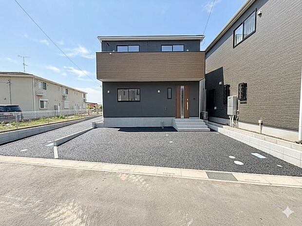 車の通行が少ないので、静かな住環境を維持することができます。【1号棟】＊CG加工により晴天にしています。
