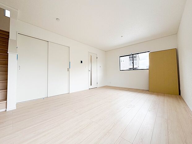 【リビングダイニング】シンプルなデザインの家は風情がある。住む人のこだわりを感じる。外観も内装もいたってシンプル。居心地がよく、家事や趣味、子育てなどにも集中できる。家も人間も熟成するほどシ…