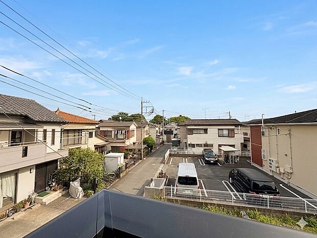 【眺望】朝の澄んだ空気や、夕方に吹く清々しい風を五感で感じられるバルコニー。