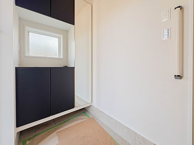 玄関はその家と住まう人を印象づけます。それだけデザイン、機能性の存在感が大切になるわけですね。優れた防犯性、断熱性も求められます。家は玄関から始まります。