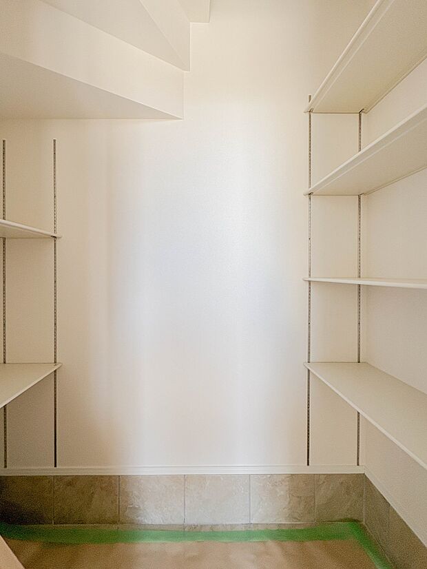 【WIC（ウォークインクローゼット）】たくさんの洋服をかけてもシワになりにくいウォークインクローゼット。洋服以外にも、普段使わない家電やスーツケース、ストック品など何でも片付く嬉しい空間です…