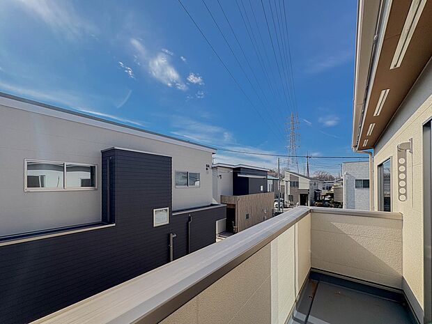 朝の澄んだ空気や、夕方に吹く清々しい風を五感で感じられるバルコニー。屋外にあって、住まいの中でも本当の自然を感じられるスペースです。