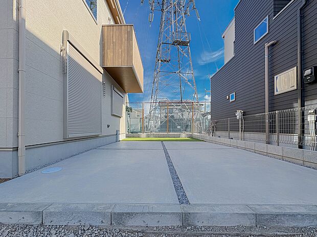 【駐車場】毎日の生活にマイカーが必須という方は、購入を検討する際、駐車場があることは大事な条件です。毎日の通勤や家族の送迎、買い物やお出かけなどクルマのある暮らしを満喫したい方は要チェック。…