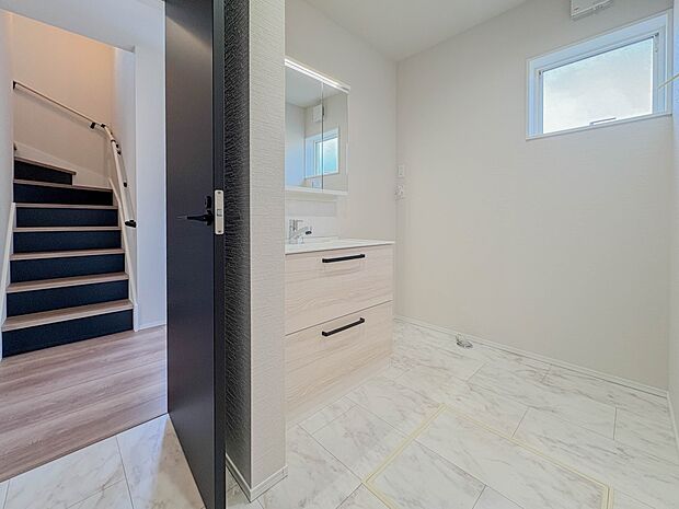 【脱衣所】十分な広さを保った脱衣所