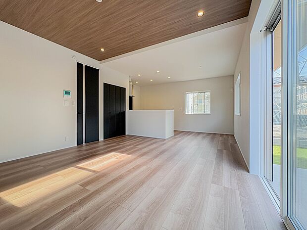 忙しい朝でも家族揃って食事をしたいゆとりあるダイニングスペース。