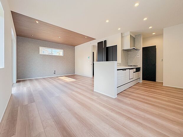 爽やかな日差しが差し込む明るいリビングです。