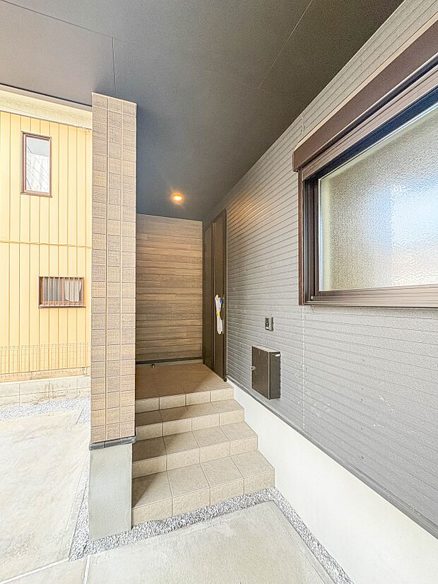 【玄関】家の顔となる玄関は、高いデザイン性が求められます。高級感と断熱性、防犯性に優れた玄関ドアを標準装備。ピッキング対策のセキュリティサムターン等、防犯に考慮しました。