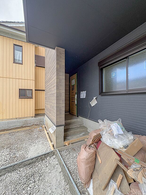 【玄関】家の顔となる玄関は、高いデザイン性が求められます。高級感と断熱性、防犯性に優れた玄関ドアを標準装備。ピッキング対策のセキュリティサムターン等、防犯に考慮しました。