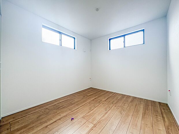 【子供部屋5.2帖】お子様のお部屋にぴったりなクロークを備えたフローリング仕様の洋室です。