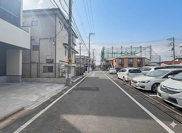 【前面道路6m】車の通行が少ないので、静かな住環境を維持することができます。