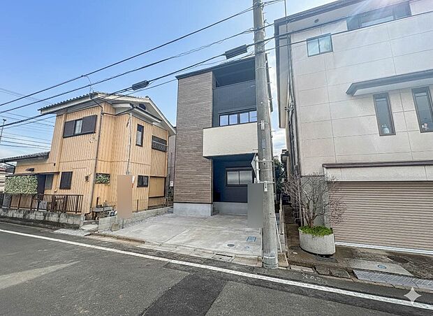 【現地】陽あたりの良さは必須条件。家族の温かさと陽光の暖かさ、楽しい毎日と明るい未来を予感させる。