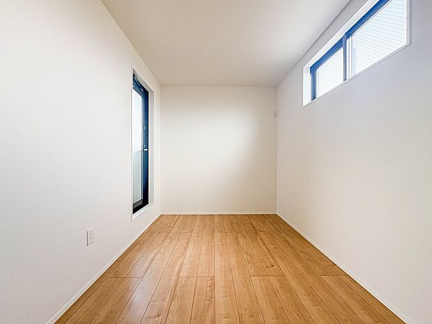 【洋室5.0帖】シンプルにデザインされた室内。家具やレイアウトでお好みの空間に。