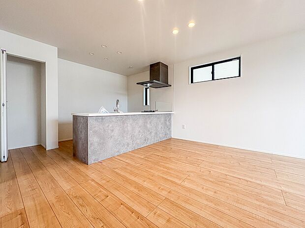 【LDK21.4帖】木の温もりがやさしいフローリング仕様。明るく広々としたダイニングはとても快適な空間です。