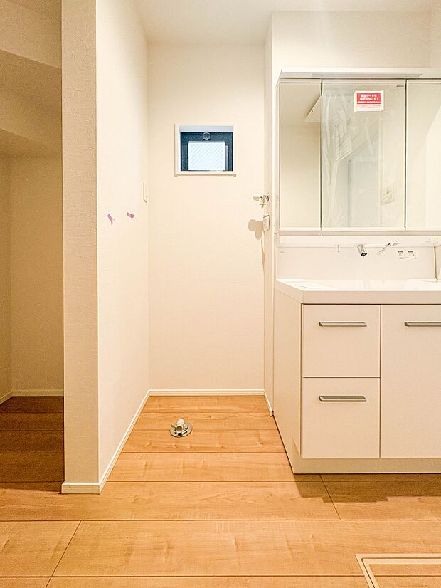 【ランドリースペース】毎日使う洗濯機。しっかりと奥行きのある置き場が確保されています。