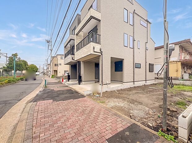 1号棟【前面道路10M】家の前をまっすぐの通りが走っている。クルマは少なく、人々は毎朝、ウォーキング、ジョギング、犬の散歩など、フリーな朝時間を過ごしている。
