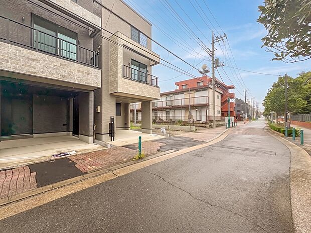 1号棟【前面道路10M】車の通行が少ないので、静かな住環境を維持することができます。