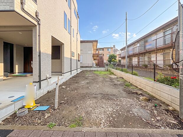 1号棟【外観】家族の温かさと陽光の暖かさ、楽しい毎日と明るい未来を予感させる「空間が織り成すひとつ先の住み心地」を演出します。