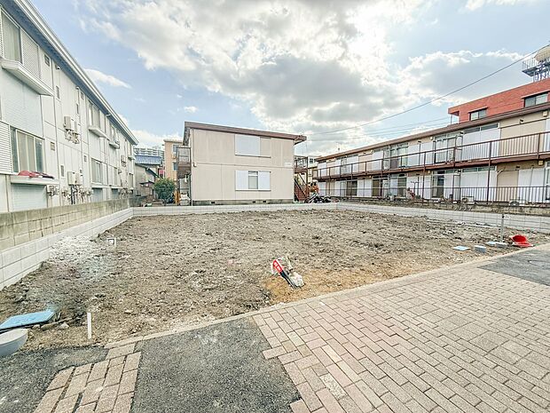 1号棟【外観】家族の温かさと陽光の暖かさ、楽しい毎日と明るい未来を予感させる「空間が織り成すひとつ先の住み心地」を演出します。