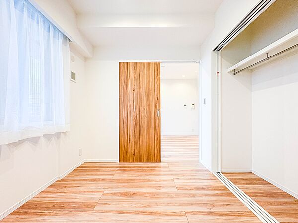 【Room-洋室-】  快適に過ごす条件は、一人ひとり違います。だからこそ飾り過ぎないシンプルな内装と偏り過ぎないデザインで統一しました。暮らしの中でオーナー様だけの【マイホーム】に創り上げ…