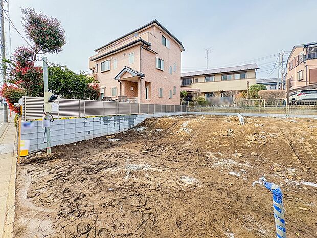 【外観】堂々たる趣ながら、主張し過ぎずどこか余裕を感じさせるシャープなフォルムで佇む邸宅は、晴天の空と照らし合わせる事で、本来あるべき完成形の姿を見せてくれます。