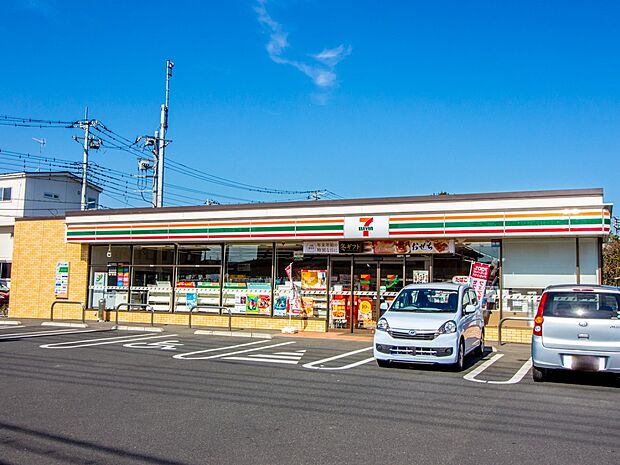 コンビニ 1000m セブンイレブン島町店(セブンイレブンは近くて便利を掲げています。近くとは、心の近さ。便利とはモノが期待以上の品質でお客さまに届くこと。セブン銀行など新しいサービスを積極…