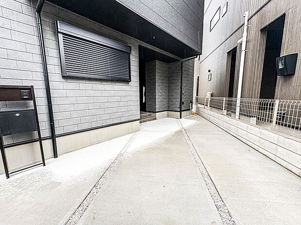 【玄関】家の顔となる玄関は、高いデザイン性が求められます。高級感と断熱性、防犯性に優れた玄関ドアを標準装備。ピッキング対策のセキュリティサムターン等、防犯に考慮しました。