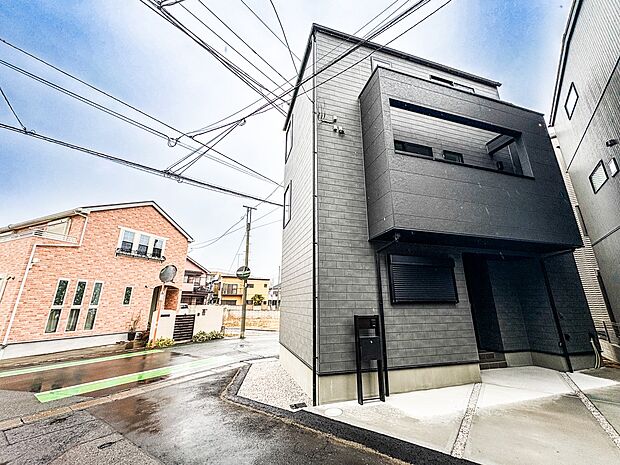 【外観】堂々たる趣ながら、主張し過ぎずどこか余裕を感じさせるシャープなフォルムで佇む邸宅は、晴天の空と照らし合わせる事で、本来あるべき完成形の姿を見せてくれます。