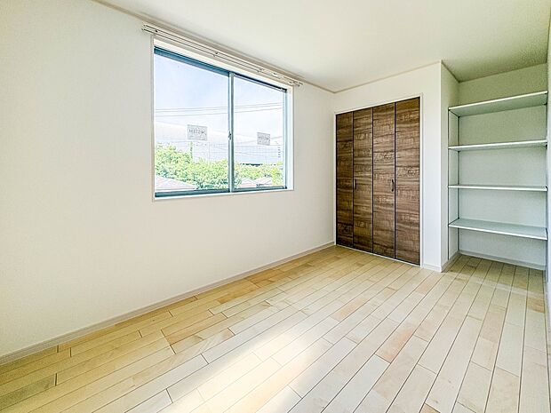 2号棟【Room-洋室-6帖】 快適に過ごす条件は、一人ひとり違います。だからこそ飾り過ぎないシンプルな内装と偏り過ぎないデザインで統一しました。暮らしの中でオーナー様だけの【マイホーム】…