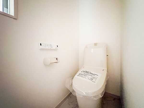 1号棟【トイレ】ウォシュレット付。快適で衛生的な洗浄機能付温水シャワートイレです。