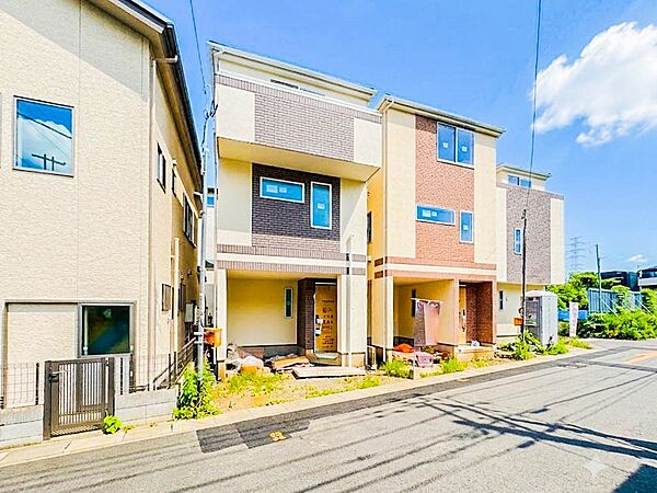 【外観】家族の温かさと陽光の暖かさ、楽しい毎日と明るい未来を予感させる「空間が織り成すひとつ先の住み心地」を演出します。