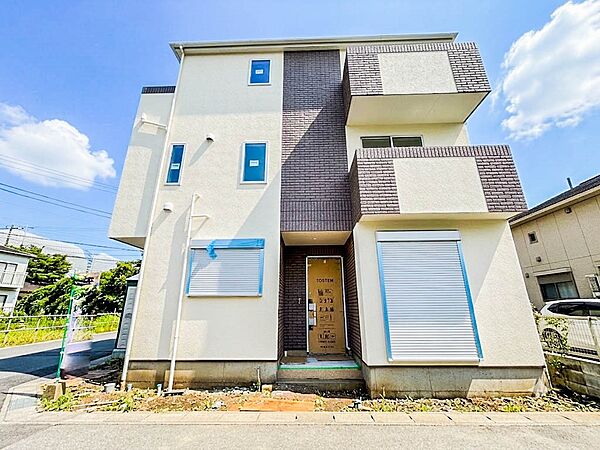 1号棟【外観】堂々たる趣ながら、主張し過ぎずどこか余裕を感じさせるシャープなフォルムで佇む邸宅は、晴天の空と照らし合わせる事で、本来あるべき完成形の姿を見せてくれます。