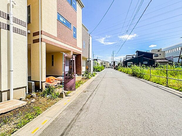 【前面道路6ｍ】車の通行が少ないので、静かな住環境を維持することができます。