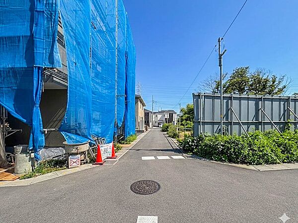 【前面道路4m】車の通行が少ないので、静かな住環境を維持することができます。CG加工により晴天にしています。