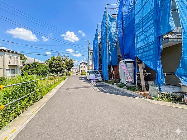 【外観】ここから始まる「日常」はご家族にとってかけがえのない時間となります。少しでも豊かに、快適に。そんな想いから本邸宅は生まれました。CG加工により晴天にしています。　