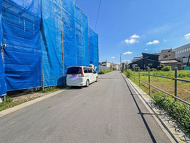 【前面道路6m】車の通行が少ないので、静かな住環境を維持することができます。CG加工により晴天にしています。