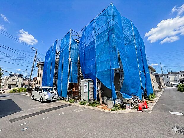 【外観】家族の温かさと陽光の暖かさ、楽しい毎日と明るい未来を予感させる「空間が織り成すひとつ先の住み心地」を演出します。CG加工により晴天にしています。