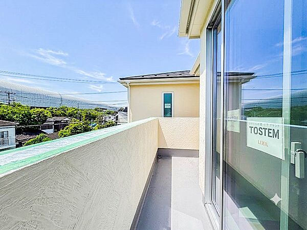 1号棟【バルコニー】澄み切った青空と、心地良い風を感じるバルコニー。