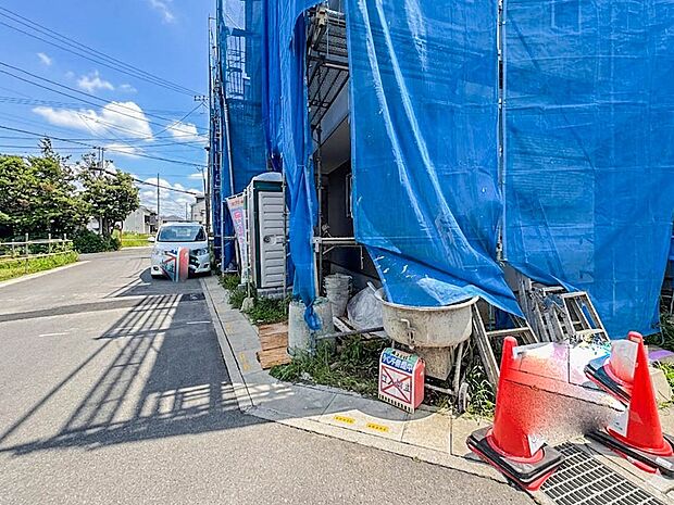 【駐車場】毎日の生活にマイカーが必須という方は、購入を検討する際、駐車場があることは大事な条件です。CG加工により晴天にしています。