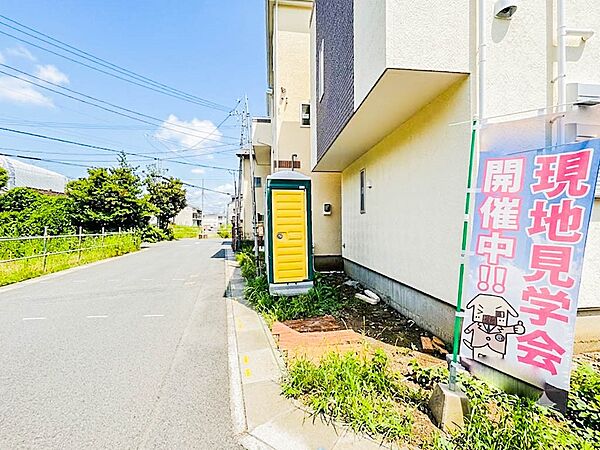 1号棟【駐車場】毎日の生活にマイカーが必須という方は、購入を検討する際、駐車場があることは大事な条件です。毎日の通勤や家族の送迎、買い物やお出かけなどクルマのある暮らしを満喫したい方は要チェ…